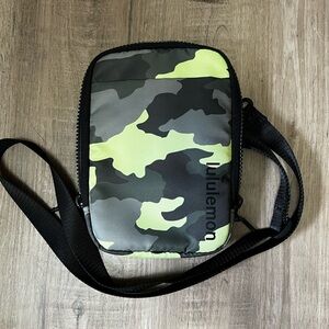EUC lululemon small crossbody